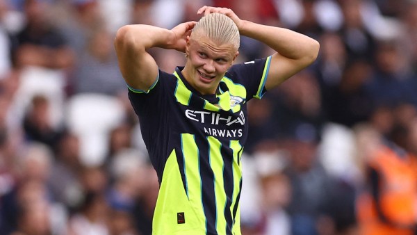   Erling Haaland, do Manchester City, comemora seu primeiro gol 