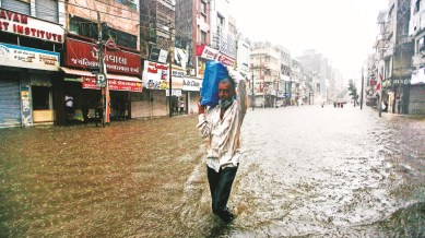 vadodara floods, vishwamitri river, evacuation, Vishwamitri river danger-mark, Gujarat heavy rain, Gujarat waterlogging, vadodara schools closed, Indian express news