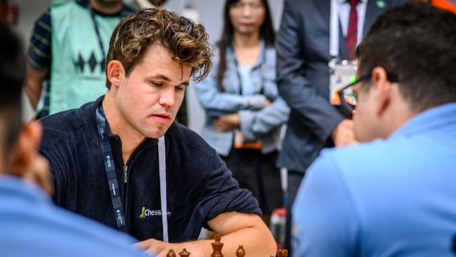 Norway's Magnus Carlsen takes on Colombia's Roberto Garcia Pantoja in the third round of the Chess Olympiad in Budapest. (PHOTO FIDE Michal Walusza)