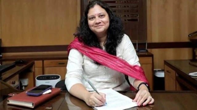 Mitra was Chandigarh Municipal Corporation commissioner and her word  ended connected  August 22. Till precocious   successful  the evening that day, Mitra was expecting her extension, but since nary  bid   was issued, she had to instrumentality    to Punjab.