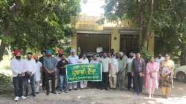 Members of FPOs along with visiting farmers groups at the FPO.