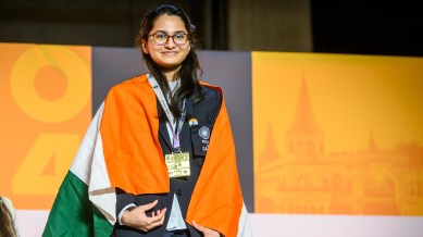 India's Vantika Agrawal stands on the podium with her individual gold medal at the Chess Olympiad in Budapest. (PHOTO: FIDE/Michal Walusza)