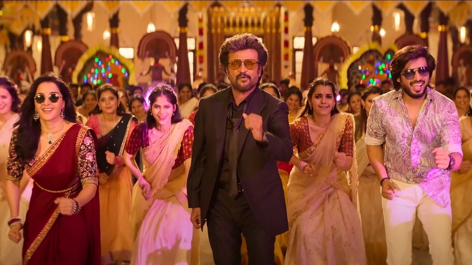 Vettaiyan song Manasilaayo: Rajinikanth, Manju Warrier dance ...