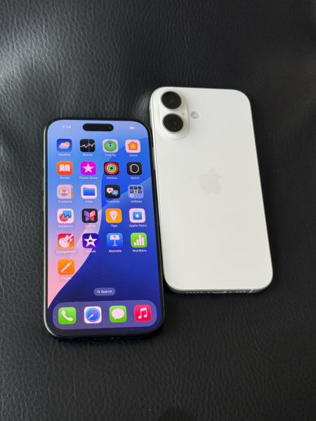 Os recém-lançados iPhone 16 e iPhone 16 Pro.