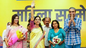 Sunita Kejriwal, wife of Delhi CM and AAP convenor Arvind Kejriwal, with Haryana AAP vice-president Anurag Dhanda at a women's conference in Bhiwani on Saturday. (PTI)