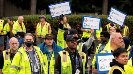 Boeing factory workers hold signs as they wait to vote on their first full contract in 16 years, at an International Association of Machinists and Aerospace Workers District 751 union hall, in Renton, Washington, U.S. September 12, 2024. (REUTERS PHOTO)