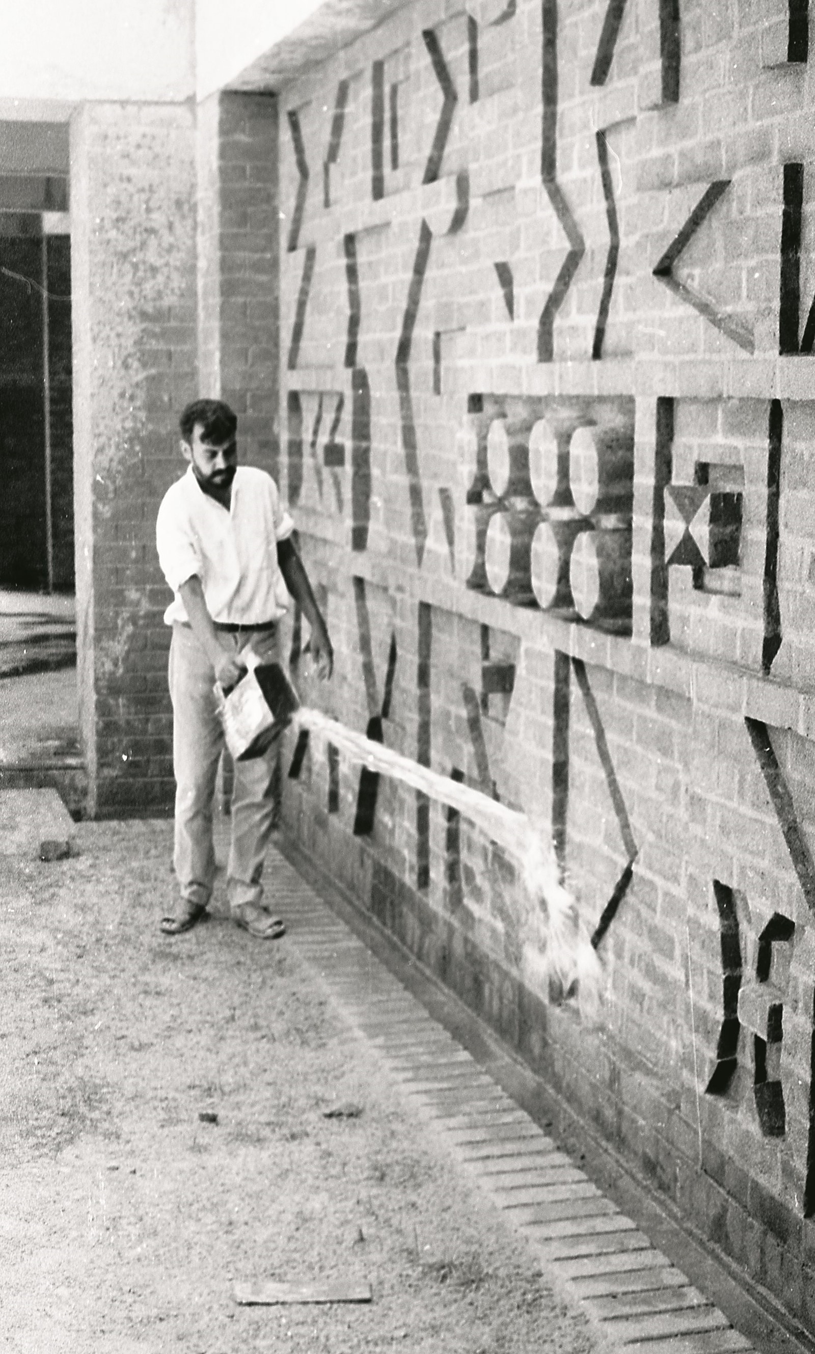 Shah working on the high-relief mural at St Xavier’s Primary School, Ahmedabad (1969) Courtesy: Jyoti Bhatt and Asia Art Archive