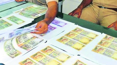 fake currency notes, duping case, bullion firm, fake currency, anupam kher, Anupam Kher picture on notes, ahmedabad police, Indian express news