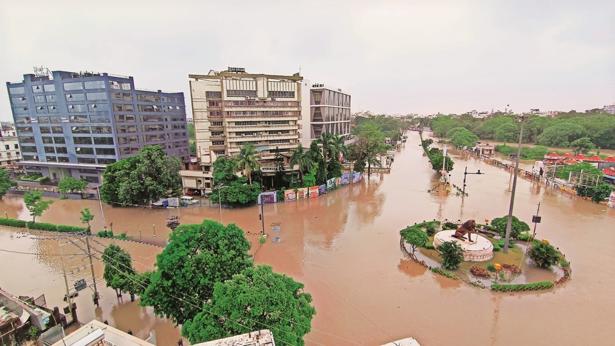 Gujarat rains, Gujarat average rainfall, Gujarat heavy rain, Vadodara city, Vadodara rains, Vadodara waterlogging power outage, cellphone network collapse, vishwamitri river, Gujarat flood, Gujarat flood affected areas, Gujarat rain news, Gujarat updates, Gujarat news, Indian express news