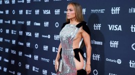 Jennifer Lopez poses on the red carpet before "Unstoppable" is screened at the Toronto International Film Festival (TIFF) (Source: Reuters)