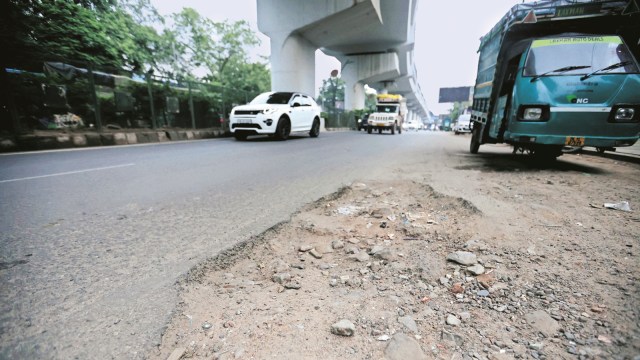 Delhi potholes, Delhi potholes repairing, delhi broken roads, delhi waterlogging, delhi street lights, potholes pending complaints, delhi monsoon, Delhi PWD, Indian express news