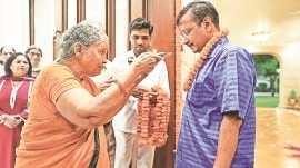 Arvind Kejriwal being welcomed by parents at his residence Arvind Kejriwal gets bail, Haryana assembly polls, delhi Delhi Polls, Tihar Jail, Mission Election, AAP assembly election preparations, Indian express news