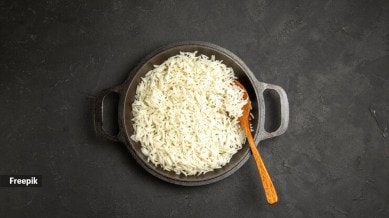 What is the right way to store cooked rice?