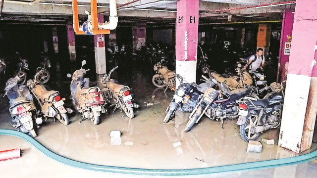 Vadodara deluge, repairs of submerged vehicles, Gujarat vehicles, Gujarat govt, private insurance companies, pvt four-wheelers, Pvt two wheelers, Vadodara Collector Bijal Shah, Indian express news