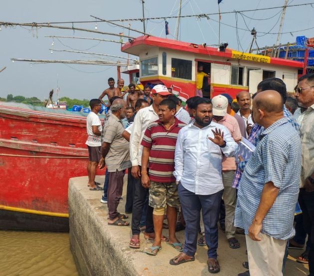 MLA Manas Kumar Dutta interacts with fishermen during inspection of the Bahabalpur Jetty area ahead of cyclone Dana landfall, in Balasore district, Odisha. (PTI)