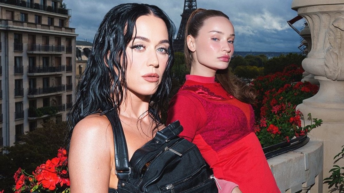 Katy Perry slips her phone and macaron into Balenciaga bag dress at Paris Fashion Week; see pictures inside | Fashion News - The Indian Express Katy Perry slips her phone and macaron into Balenciaga bag dress at Paris Fashion Week; see pictures inside | Fashion News - The Indian Express