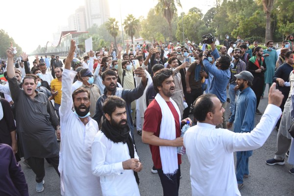 Imran Khan supporters clash with police in Islamabad amid anti-government  rally | Pakistan News - The Indian Express