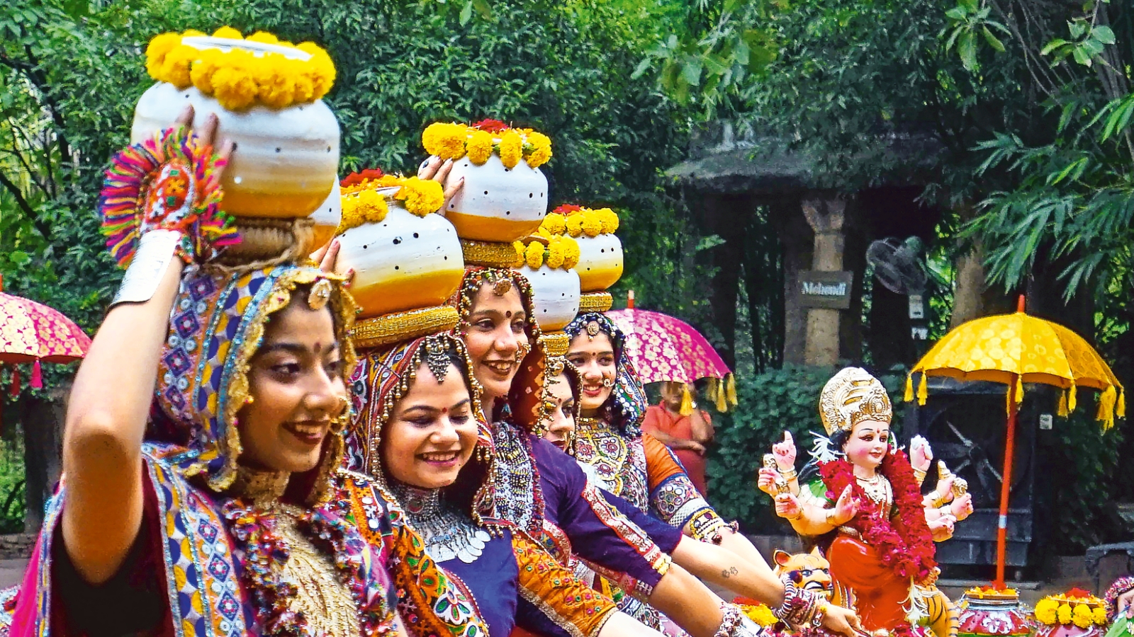 As Navratri sets in, citizens gear up to ‘garba’ the night away Pune