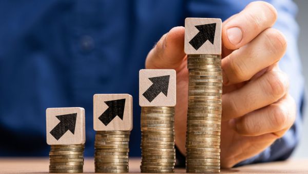 Here are the top 10 highest-paid CEOs of S&P 500 Companies; know the top two Indian-origin CEOs featured in the list (Canva)