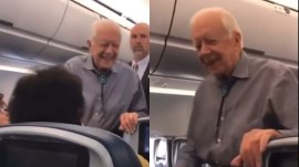 Jimmy Carter shaking hands and greeting fellow passengers on the plane (Image source: @asiasbutterfly/Reddit)