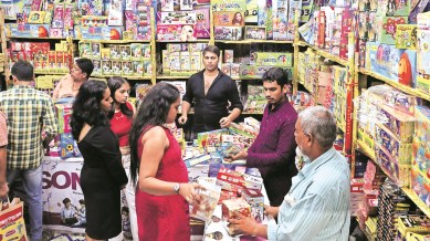 Diwali Festivities, Bengal firecrackers sell, west Bengal Diwali celebration, bazi bazaars, firecrackers industry growth, safety measures, green firecrackers, Indian express news