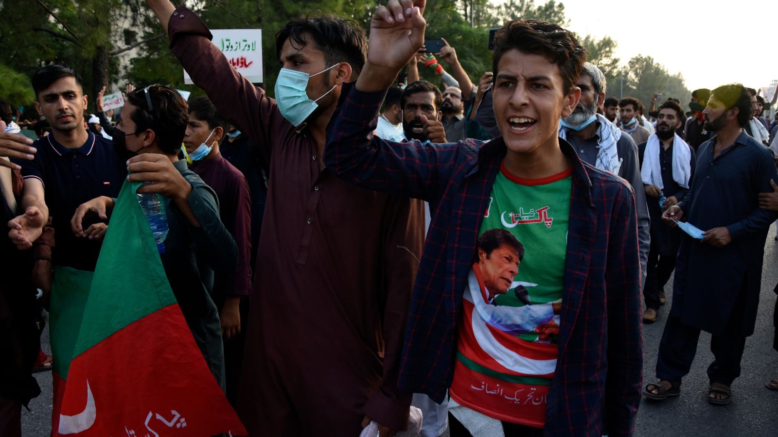 Imran Khan supporters clash with police in Islamabad amid anti-government rally | Pakistan News