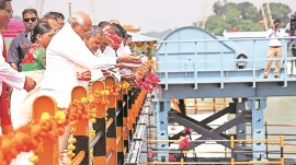 Gujarats Ukai Dam, Ukai Dam capacity, Bhupendra Patel, South Gujarat, Ukai dam water level, Ukai dam danger mark, Gujarat CM offers prayers, Narmada river, Sardar Sarovar Dam, Indian express news
