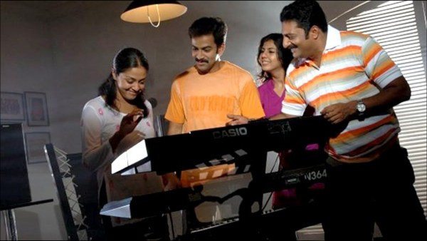 Prithviraj, Swarnamalya, Prakash Raj, and Jyotika in Mozhi