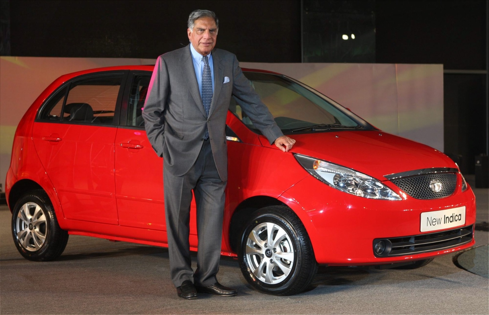 Ratan Tata poses adjacent  to the caller   Direct Injection Common Rail (DICOR) mentation    Indica vehicle, astatine  it's motorboat  astatine  the 9th Auto Expo successful  New Delhi. (PTI)