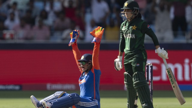 Richa Ghosh catch to dismiss Fatima Sana india vs pakistan