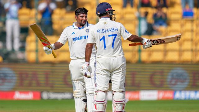  Rishabh Pant's cook  helping Sarfaraz Khan