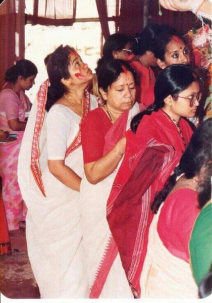 Dashami Sindur Khela at Kali Mandir, Delhi, 1990s (Source: Collection of archival photographs, Neighborhood Diaries, Shapno Ekhon)