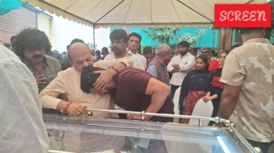 Sudeep breaks down in Basavaraj Bommai's arms at his mother's last rites