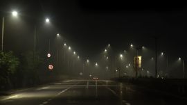 Early this morning, around 5:00 AM, thick dust, smog, and pollution were visible under the streetlights along the Mumbai Eastern Freeway. (Express Photo by Amit Chakravarty)
