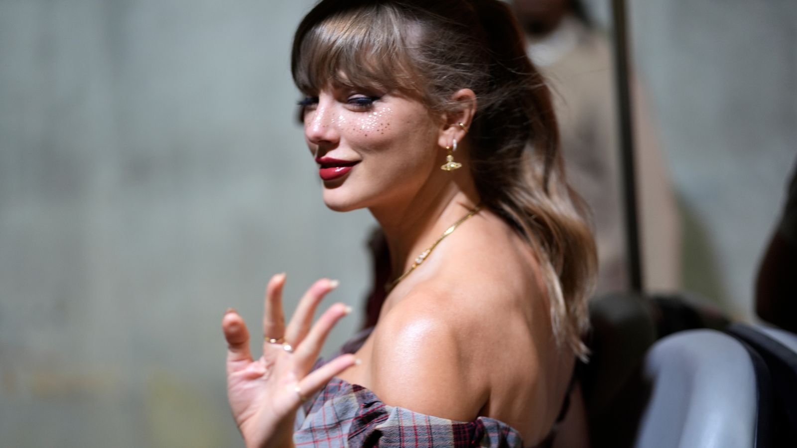 Taylor Swift Becomes World’s Richest Female Musician With $1.6 Billion ...