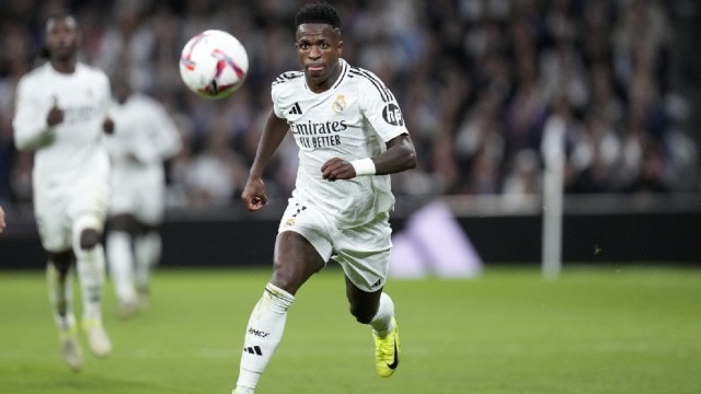 Real Madrid's Vinicius Junior runs with the shot  during a Spanish La Liga lucifer  betwixt  Real Madrid and Barcelona astatine  the Santiago Bernabeu stadium successful  Madrid, Spain, Saturday, Oct. 26, 2024. (AP Photo)