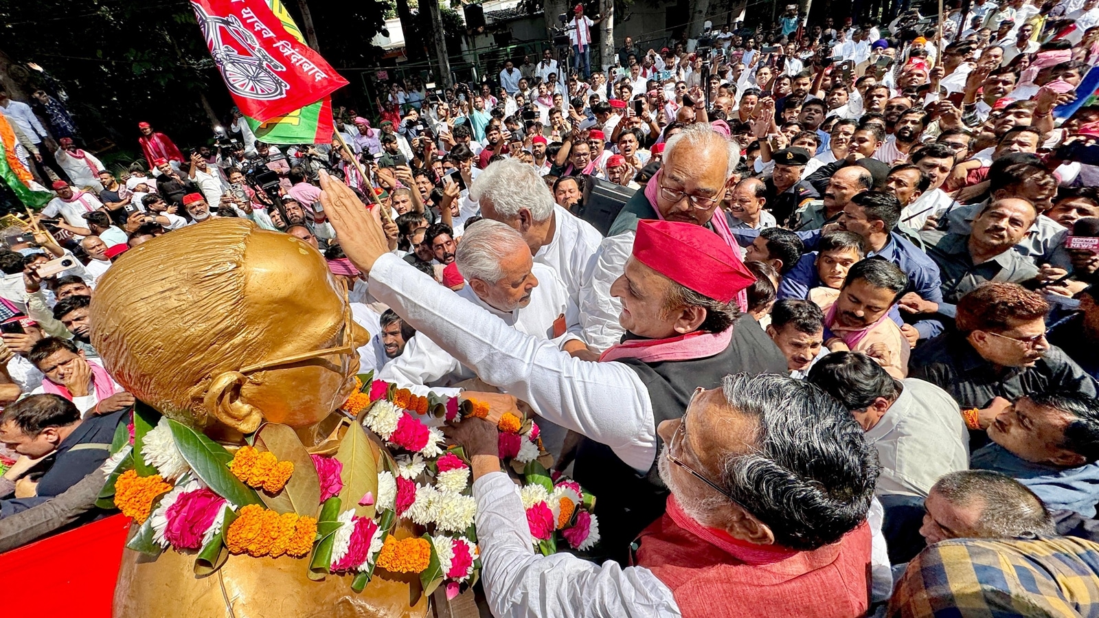 Samajwadi Party chief Akhilesh Yadav garlands a bust of JP Narayan. (Photo: Akhilesh Yadav/ X)