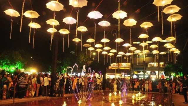 Diwali preparations, hanging umbrellas, Sector 17 market, Diwali festival crowd, Sector 17 marketplace  association, crowds during Diwali, Sector 17 traders, Indian explicit  news