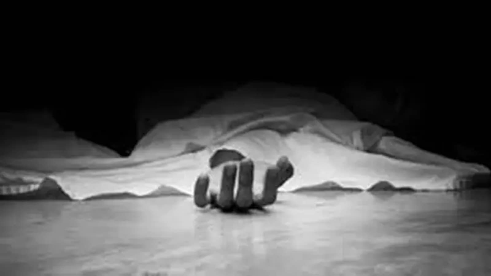 Man, woman from Karnataka die after jumping before train at Pune railway  station, probe on