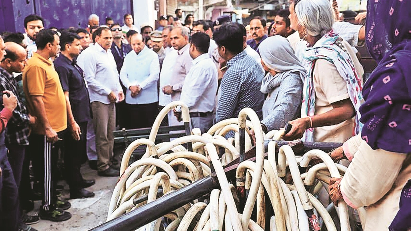 L-G flags civic neglect in Capital, AAP retorts: Delhi is now a den of ...