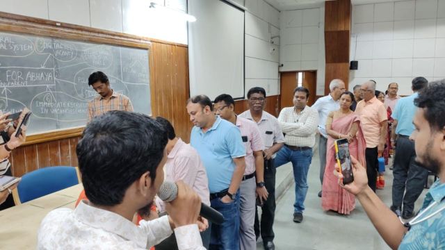 senior doctors and faculty of the hospital have submitted a mass resignation letter to the director of medical education.