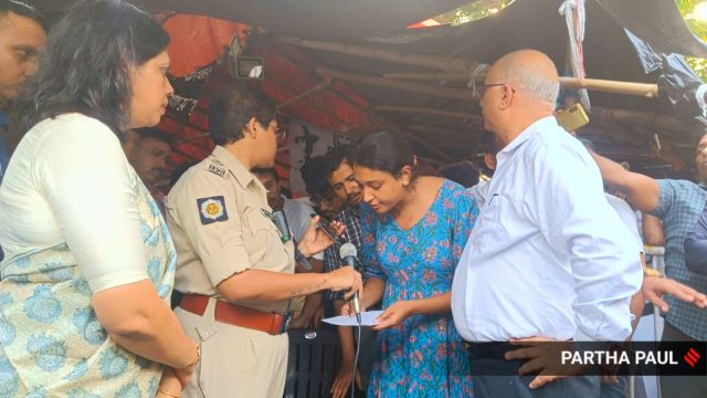 A inferior  doc  speaking to CM Mamata Banerjee implicit    telephone  from the Indefinite Hunger onslaught   mancha astatine  Esplanade successful  the beingness  of CS Manoj Panth and HS Nandini Chakraborty