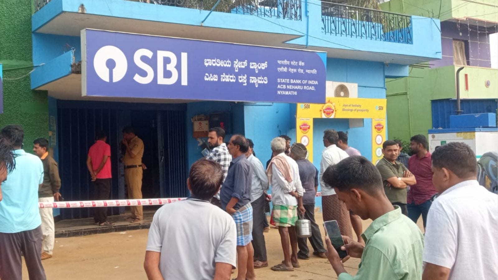 Bank heist in Karnataka's Davanagere: Gang steals jewellery worth Rs 13 crore from SBI locker | Bangalore News - The Indian Express