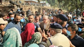 Omar Abdullah visits Jammu village, Jammu, Omar Abdullah, Jammu village fire, Jammu village gutted by fire, Indian express news, current affairs