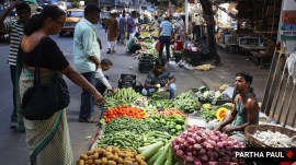 The RBI’s concern is that if food inflation remains high, and inflation expectations become “unanchored”, it could spill over to core inflation, “through pick-up in wages on cost-of-living considerations.” (Express file photo by Partha Paul)