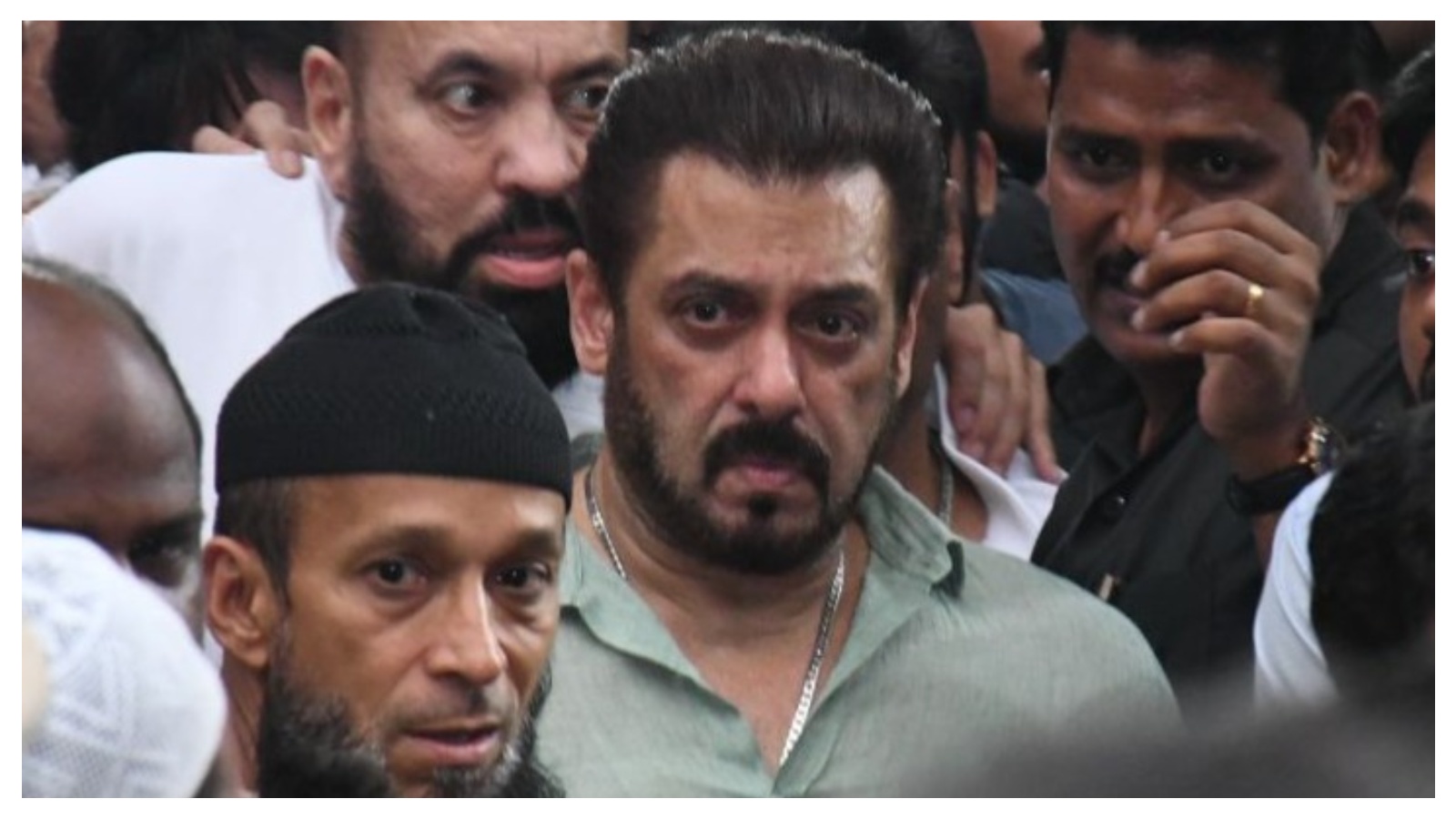 Salman Khan Gets Emotional As He Arrives At Baba Siddique’s House ...