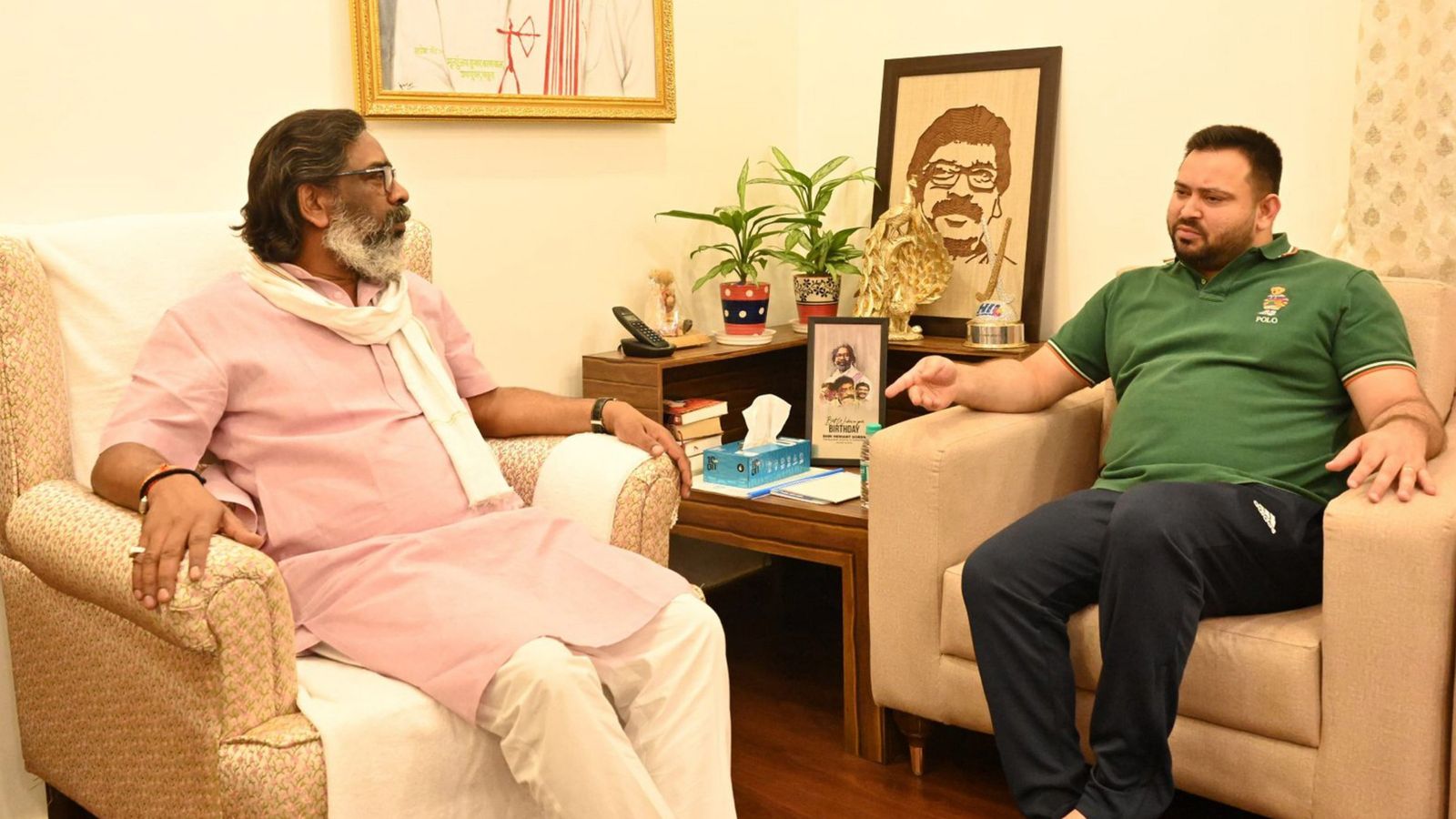 Jharkhand CM Hemant Soren with former Bihar deputy CM Tejashwi Yadav. (PTI)