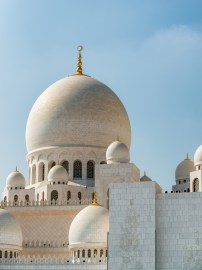 Exploring the grandeur of Abu Dhabi's iconic Sheikh Zayed Grand Mosque