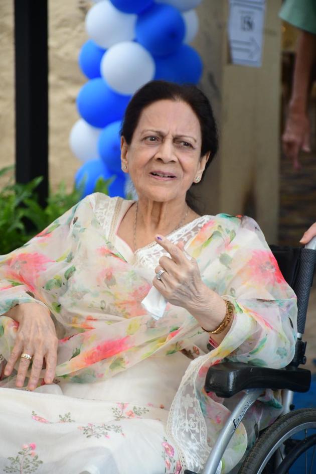 Aamir Khan mother Zeenat Hussain- Mumbai voting