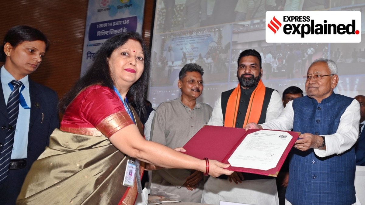 Bihar CM Nitish Kumar giving out appointment letters for state teachers.